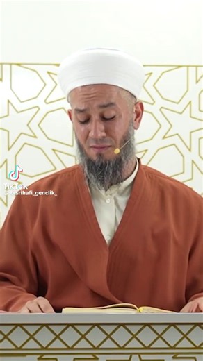 Kız çocuklarının okutulmaması gerektiğini ve kadınların çalışarak kazandığı paranın ‘fare zehri’ olduğunu savunan şahıs:• Kadınlar “Ben kendi ayaklarım üzerinde duracağım” diyor. Sanki bugüne kadar onu maymun gibi ellerinin üzerinde gezdirdik.• ⁠Bir adama sultan olacağına bin tanesine eşeklik yapmak istiyor.• ⁠Bu yüzden kız çocukları okumayacak. Çünkü kadının eve getirdiği para fare zehri gibidir.• ⁠Mesela hosteslere selam verilmez o size selam verse selamı dahi alınmaz. Çünkü saatlerce namahrem