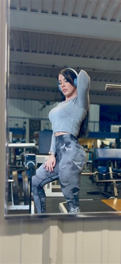 Here’s the thing 👇🏼 Working out moves your body. Training changes your body. Two very different things. 1. Intensity beats time. An hour of coasting will never touch 30 minutes of intention. 2. Growth comes from repetition, not randomness. Progression > novelty. Do it again — but better. 3. Form and control build the physique you want. Your ego doesn’t lift for you..your mechanics do. 4. Muscle is built in recovery, not the workout. Eat well. Sleep deeply. Manage stress. Your body responds to 