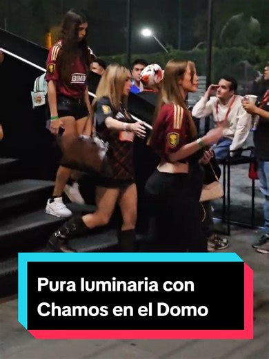 Karen Torres y Yolo en el partido Chamos vs Galácticos