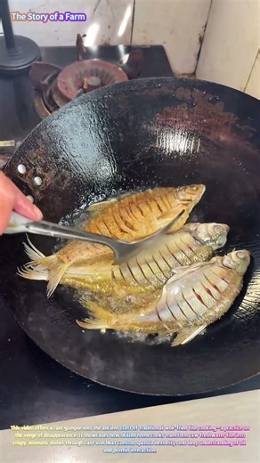 Watch a Spatula Flip Golden Fish with Perfect Precision! 🐟🔥↓
