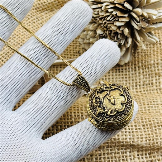 Gold Round Locket Necklace, Vintage Photo Locket Necklace, Floral Locket Pendant, Antique Style Round Locket Necklace - Etsy