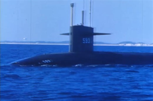 SSN-593长尾鲨号攻击型核潜艇返厂维修后试航，视频摄于1963年3月，一个月后长尾鲨号在进行深潜试验时沉没，全艇无一生还。