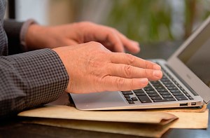 Corona-Erkrankte im Betrieb: Was darf der Arbeitgeber weitersagen?