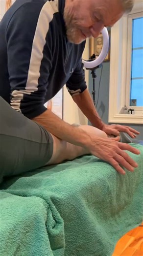 Tom Skjønnhaug on Instagram: "Restoring Knee Extension After 4 Years of Limping We show how we help restore normal movement in a patient who has been limping for four years with a bent knee. We focus on reactivating the brain to allow the knee to fully extend during walking, while retraining and loosening the muscles at the back of the knee that have become stiff. #Physiotherapy #Rehabilitation #KneeInjuries #MovementRestoration #Health"