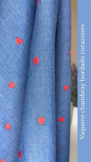 www.ratucos.com on Instagram: "Vaquero cahmabray bordado corazones ❤️ Una tela vaquera en findo azul medio con bordado de corazones en color rojo. El tejido chambas es un vaquero fino tipo camisero con una buena caída. Este tejido te irá muy bien para coser una blusa, falda con frunce, vestido o una ranita o culetín. Ancho de la tela: 140 cm Composición: 100% algodón Precio por metro: 15 € Corte mínimo: 30 cm #telas #telasonline #costura #tecidos"
