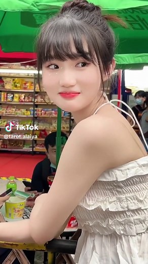 Engaging Conversations with Beautiful Girls Online