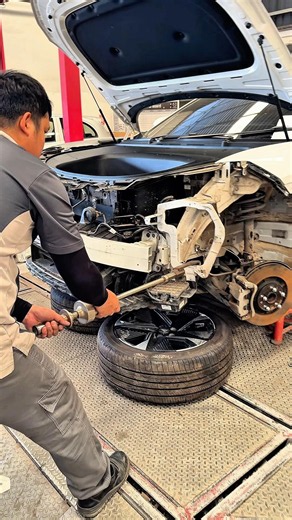 Pull the damaged headlight mounting bracket back into shape. #carrepair #automobile #mechanic