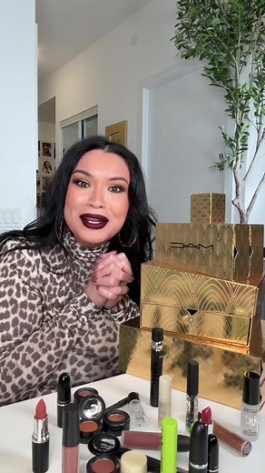 Unboxing $300 MAC Cosmetics Holiday Advent Calendar - Breathtaking Beauty Surprises