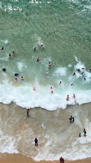 People enjoying the beautiful weather here in Surfers Paradise ☀️💙 The water looks absolutely stunning. 09-01-2026 #surfersparadise #surfersparadisebeach #goldcoast #queensland #australia | Vanissa Livara