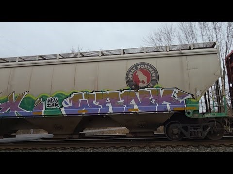 1st meet of 2026! CSX intermodal meets with CSX M367 w/ DPU and GN heritage hopper car at Canaseraga