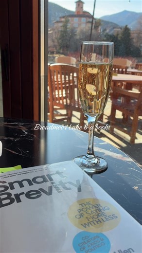 📚Smart Brevity by by Jim VandeHei, Mike Allen, and Roy Schwartz 🗣️ Didn’t like the book since it was male centric advice 📍Broadmoor Hotel Lake, Colorado Springs #BookTok #ReadingNook #BookRec #Colorado @Workman Publishing