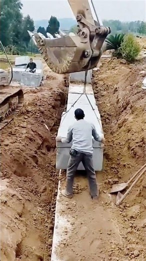 construction material moving techniques with excavators #shorts