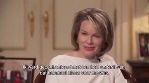 Koning Filip en koningin Mathilde blikken in een interview met de RTBF terug op hun huwelijk, binnenkort 20 jaar geleden. In dit fragment hebben ze het over de spannende periode van de bekendmaking van hun verloving. | VRT NWS