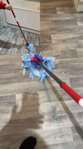 Testing Flash direct to floor cleaner #flash #mop #cleaning #cleanhome #freshlemon #mumlife