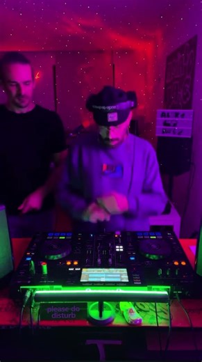 LIVE NOW: Mendo dropping huge Techno vibes! 🚨 Tap the link below & jump into the stream! #techno