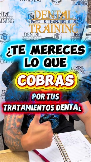 😷🦷Hay algo más peligroso que no saber cobrar… y es creer que no te lo mereces 😶‍🌫️ El dentista criticón no solo juzga a otros… se sabotea solo 💀 Primero te da miedo cobrar… luego cobras… y después te da miedo cobrar bien 🤡 “Es que está caro…” “Es que el paciente no va a pagar…” “Es que el de al lado cobra menos…” Puras chaquetas mentales 🧠🔥 Y cuando alguien te paga una corona en $350… te quedas así de: ah cabrón… sí se puede 😳 Ahí te das cuenta de algo incómodo: 👉 No era el mercado 👉 