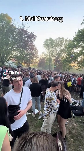 1. Mai Kreuzberg: Augen kurz zu beim Demonstrationsbesuch