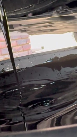 This is what AMSOIL Signature Series oil looks after 1 year, 25,000 miles. #amsoil #synthetic #asmr