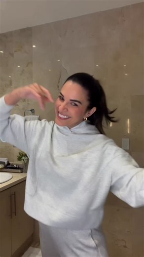 Pamela Sued Chávez on Instagram: "Vengo lanzada en este 2026. Dispuesta a todo. Comenten aquí debajo si creen que @yapoort debe incluirme en el coro en su avión ✈️🤞🏼 [y pongan mensajes bien espontáneos como: "Wow Karen llévate a Pam"] 🫣🙃. Les mantendré al tanto del desenlace."