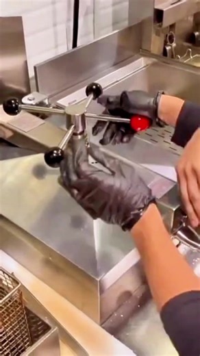 ✅ FREIDORA ELÉCTRICA A PRESIÓN 220V / TRES FASES PFE800 MARCA ROCCIA ⚡ 🔴Voltaje: 3N 220V/60Hz 🔴Potencia: 13500 🔴Capacidad de tanque: 24L 🔴Capacidad de comida: 4-6 pollos 🔴Acero Inoxidable 🔴Temperatura ambiente~200ºC 🔴Control panel 🔴Dimensiones: 460x960x1230mm 🔴Sistema de filtrado Un producto con sello de calidad Garantizada✅ 🤔¿Tienes alguna duda? 💬Déjanos un comentario 📍 Estamos ubicados en Barquisimeto, AV. Venezuela entre calles 36 y 37, sentido ESTE-OESTE.✅ 🕘Lunes a Viernes de 8: