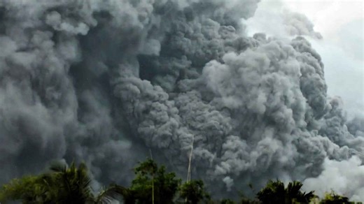 Mayon Volcano ash cloud engulfs homes during eruption in the Philippines