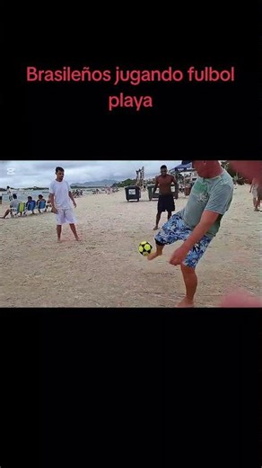 Brasileños jugando fulbol playa Guarda Do Embau