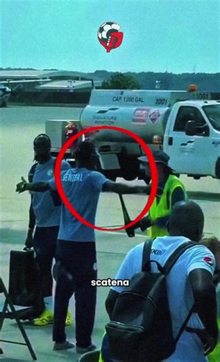 Perché quando si gioca in Africa si grida allo scandalo per ogni minima virgola, ma davanti ai protocolli degli Stati Uniti si accetta tutto in silenzio? 🌍✈️ Il caso del Senegal tra Marocco e USA apre un dibattito enorme sulla geopolitica del calcio moderno e sulla vera unità del continente. Paura reverenziale verso i giganti del business o rivalità interne? Voglio sentire la vostra nei commenti, ma massima educazione. 👇 #senegal #marocco #statiuniti #mondiali2026