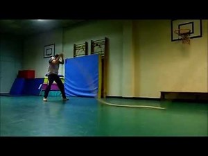 Musculation dynamique à la corde rope training et plyometrie. explosivité