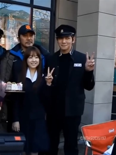 suka bnget sama sikap ramahnya,gak gengsian..selalu dia yg minta no duluan dan yg jelas gak tegaan banget orangnya...aaa idaman 🥰❤️ Ji Chang Wook dan Park Bo Young tampil serasi sebagai pasangan dalam musik video (MV) SPEED yang berjudul
