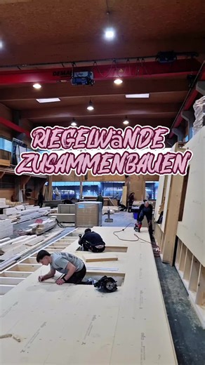 In unserer Abbundhalle wurden 45 Wände für ein Holzriegelhaus zusammengebaut. Dank fleißiger Mithilfe der Bauherren Freunde waren alle Wände in 4 Tagen fertig 💪 👉 Anfang April wird das Haus aufgestellt. #holzbau #wolfthal #zimmerei #handwerk