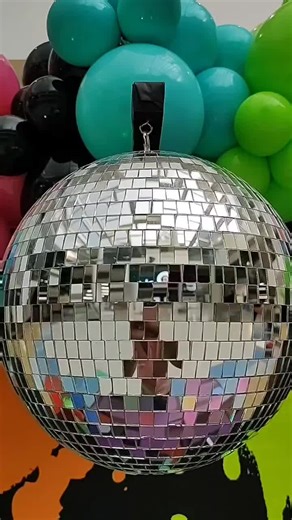 Fiesta Disco: Colorida Decoración para Eventos Empresariales