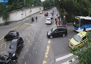 ACIDENTE NO JARDIM BOTÂNICO | Uma colisão entre dois carros ocupa uma faixa da Rua Jardim Botânico, altura da Rua Pacheco Leão. CET-RIO acionada. | RÁDIO ACESA FM Volta Redonda RJ Br | Facebook