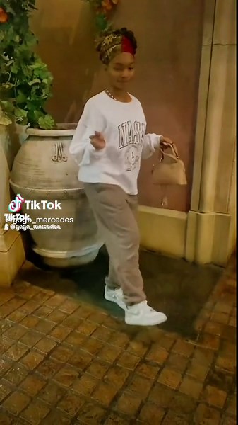 Here’s to 200k followers 😍🥰 Thank you guys so much #gogomerc #chipi #pelepelechallenge #dlozichild #vibes #fyp