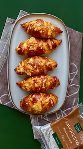 Kuppi kuumaa ja uunituore kinkku-juustocroissant tuo lämpöä koleisiin marraskuuiltoihin ja saa hymyn huulille! ☕️🥐❤️ #croissant #resepti #savujuusto #kuusamonjuusto | Kuusamon Juusto