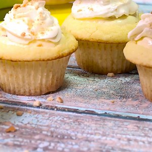 These banana pudding filled cupcakes are irresistable Full recipe here: https://www.melissassouthernstylekitchen.com/banana-pudding-cupcakes/ | Recipe Central