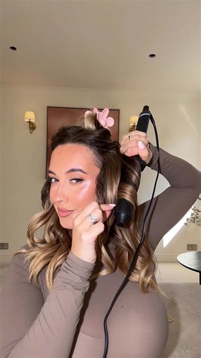 2K views |  Hot curl summer incoming  Shop the NEW ghd Chronos Curve range, professional curlers with curl-responsive technology for ultimate control of 185°c so you can achieve up to 3 x faster* high-definition results *Vs competitor curler set to 180-190°C. Lab test measuring time taken to form the same curl length | ghd | Facebook