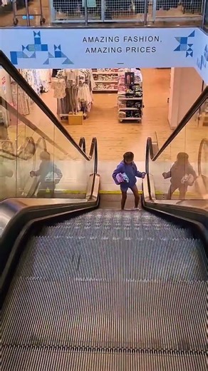 That awkward escalator moment 😂⬆️⬇️ That awkward escalator moment 😂⬆️⬇️