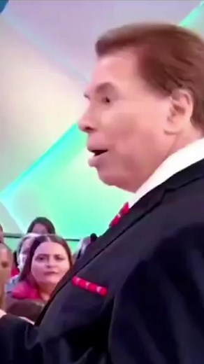653K views · 10K reactions | O crush está vindo, haja naturalmente! 駱 Eu: "Eu te amo! Você fez um sapato no meu bisavô que morreu" 樂藍 #pss #programasilviosantos #silviosantos #tbt | Programa Silvio Santos | Facebook