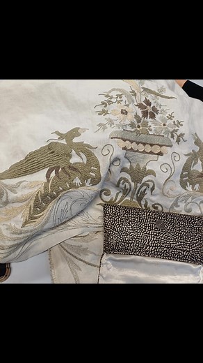 Lavinia, giovane sposa palestrinese, per completare il suo corredo, si preparò la fatidica tovaglia da 12 con le bbesstie!!! Acquistò il lino, andò dal disegnatore della antica scuola di Ricamo del Cav. Croce e acquistò tutto il filo occorrente alla sua realizzazione. Intanto erano nati due bimbi e la tovaglia stava sempre lì in attesa.... Ma come al solito la storia ci riserva quasi sempre delle sorprese e purtroppo Lavinia volò in cielo 🌹 . La vita va avanti e i ragazzi, ormai diventati uomin