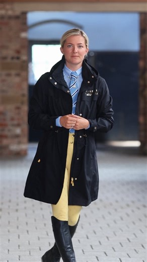 Our rain mac is the perfect transitional piece ☔️ With no fill and fully waterproof (10,000mm), it's ideal for active equestrians on rainy days when only a lighter layer is needed. Designed with a drawstring waist to allow you to tailor the fit to suit your shape and alter depending on what layers you are wearing underneath it. In classic black with beautiful gold detailing, it's a timeless garment that looks great paired with everyday clothes, riding wear, or a competition outfit 😍 shop now vi