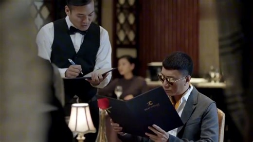 红雷转型天才厨师，用3块牛排试探主厨，不料凭借精湛的厨艺，竟成功上位