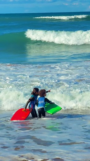 🔥 Session Short Break aujourd’hui ! Un spot que nos jeunes adorent, parfait pour progresser en bodyboard… et ça s’est vu ! 💥 Les progrès du groupe sont incroyables, l’ambiance au top, et la motivation toujours au rendez-vous 🙌🏽🌊 🎉 Sur le spot, les jeunes ont pu croiser @hamza_moumou_ Champion Junior du Maroc, qui s’est joint à nos riders. Une énergie incroyable, un vrai boost pour toute l’équipe, où chacun se dépasse, relève ses challenges et pousse son niveau toujours plus haut 🚀🤙🏽 💻 