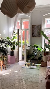 Hauteur sous plafond, teintes douces et décoration végétale... La recette d'un salon cosy. 🪴 🎥 @jess.at.home | ELLE Décoration