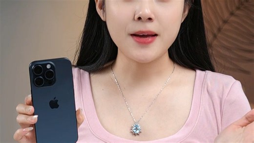 iOS17 带来多项实用新功能，待机显示让 iPhone 变身智能床头钟，来电个性化海报提升辨识度，隔空投送全新手势快速配对，信息 App 支持语音转文字编辑更