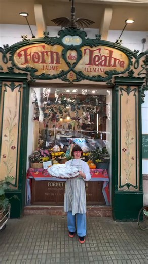 Aquest forn de Mallorca rebé fa poc un premi a la Responsabilitat Social per la recuperació i difusió gastronòmica de l'illa. Gràcies a ells gent d'arreu sap què són panades, formatjades o fritet, tothom en pot menjar però és que a més, HO ESTAN PETANT. Algú podria prendre nota.