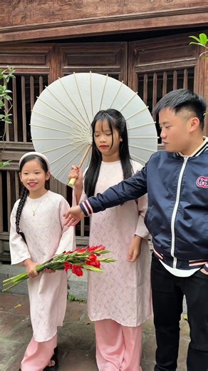 Cách Chụp Ảnh Đẹp Với Áo Dài: Ý Tưởng Từ Hậu Troll