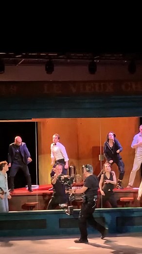 Teatr Telewizji on Instagram: "Zanim podniesie się dziś kurtyna Teatru Telewizji o 20:30 w TVP1 zapraszamy za kulisy gościnnego teatru Komedia, z którego przenieśliśmy „Zemstę” Fredry 👏♥️🐊 Mecenasem Teatr Telewizji jest @orlenartscience"