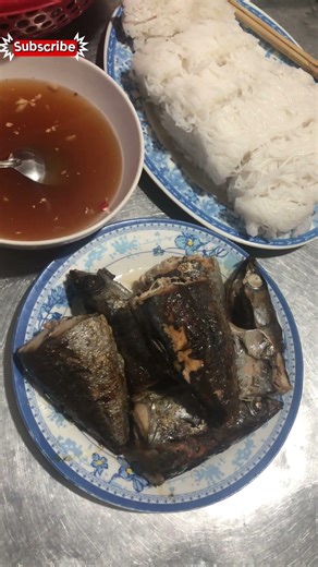 Cá ngừ nướng cuốn bánh tráng với bún rau sống và chấm với nước mắm gừng