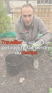 😱 Pourquoi travailler ton potager te fait perdre du temps 😱 Oui on est dans le c*c* de cheval mais pour la bonne cause. Tu veux récolter sans y passer des heures ? Voici mon astuce ultime : le compost. Etale du fumier bien mature sur 4 à 5 cm sur toute la surface de mon potager. Ensuite ? Tu laisses faire la nature. 🌍 Toute la vie du sol travaille pour moi, enrichit la terre, et me garantit une production généreuse, sans effort inutile. Parce qu’entre nous, on préfère ramasser des légumes que