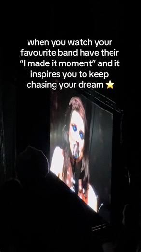 was so inspired last year watching @Wolf Alice at the O2 Arena. Absolutely incredible ⭐️ #wolfalice #imadeit #indieartist